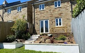 Stylish 3 Bed Home With Allocated Parking For 2